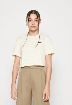 Lacoste TF HHW - T-shirt Z Nadrukiem - Flour/cob