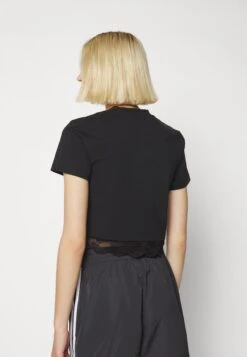 Adidas Originals CROPPED VNECK - T-shirt Z Nadrukiem - Black -sklep Next 16c179bb25f34787bde1e83b58a067be