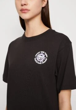 Puma DOWNTOWN RELAXED GRAPHIC TEE - T-shirt Z Nadrukiem - Black -sklep Next 1b49d170621048fd8951865013b6747e