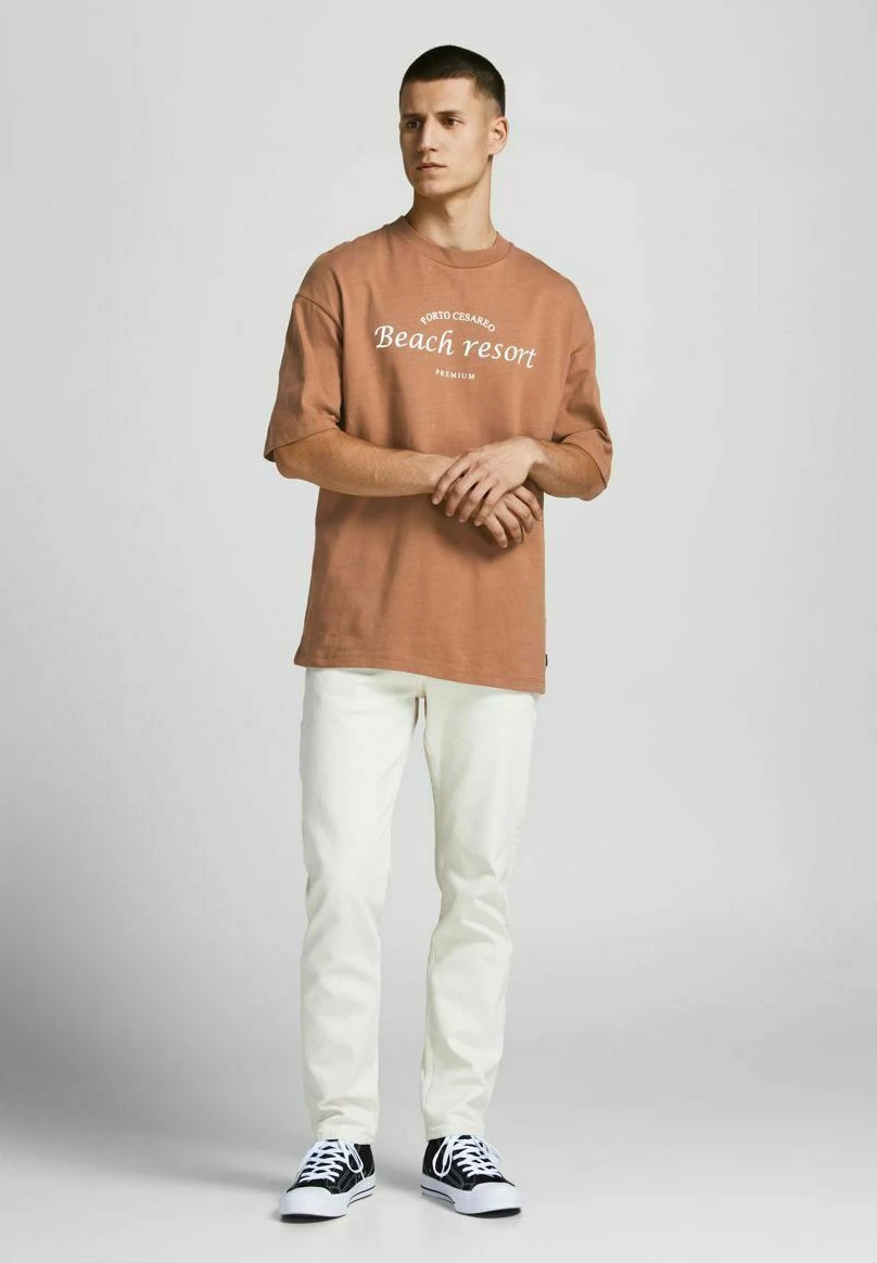 JACK&JONES Premium JPRBLAKAM OCEAN TEE UNISEX - T-shirt Z Nadrukiem - Toasted Coconut 2 JACK&JONES Premium JPRBLAKAM OCEAN TEE UNISEX - T-shirt Z Nadrukiem - Toasted Coconut - obrazek 2