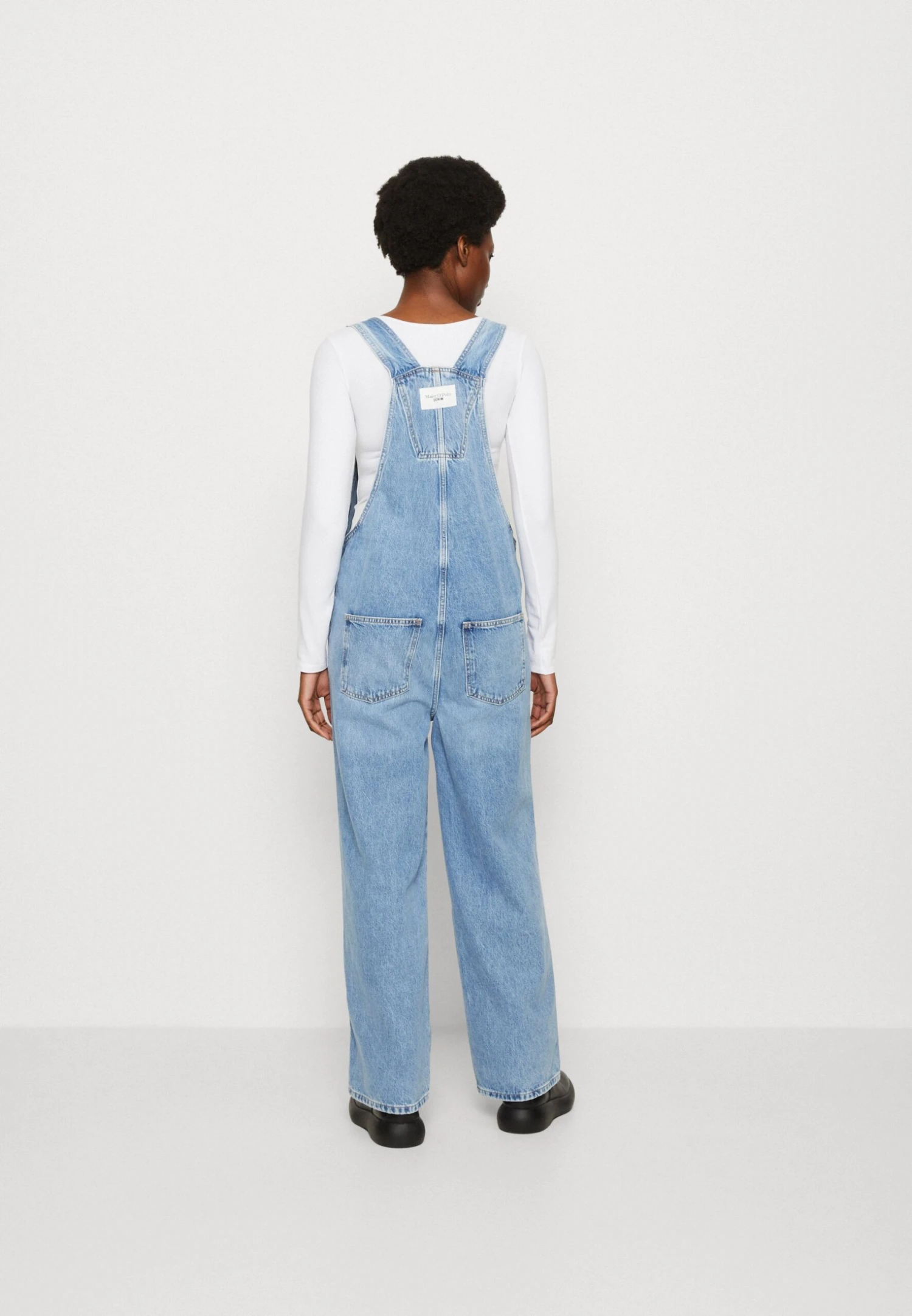 Marc O'Polo DENIM DUNGAREE RELAXED FIT LOW CROTCH LOOSE LEG REGULAR - Ogrodniczki - Multi/authentic Worn Light Blue 3 Marc O'Polo DENIM DUNGAREE RELAXED FIT LOW CROTCH LOOSE LEG REGULAR - Ogrodniczki - Multi/authentic Worn Light Blue - obrazek 3