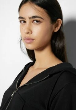 BERSHKA CROPPED - Bluza Rozpinana - Black -sklep Next 2e9f106e851443e9a6398b71d8683156