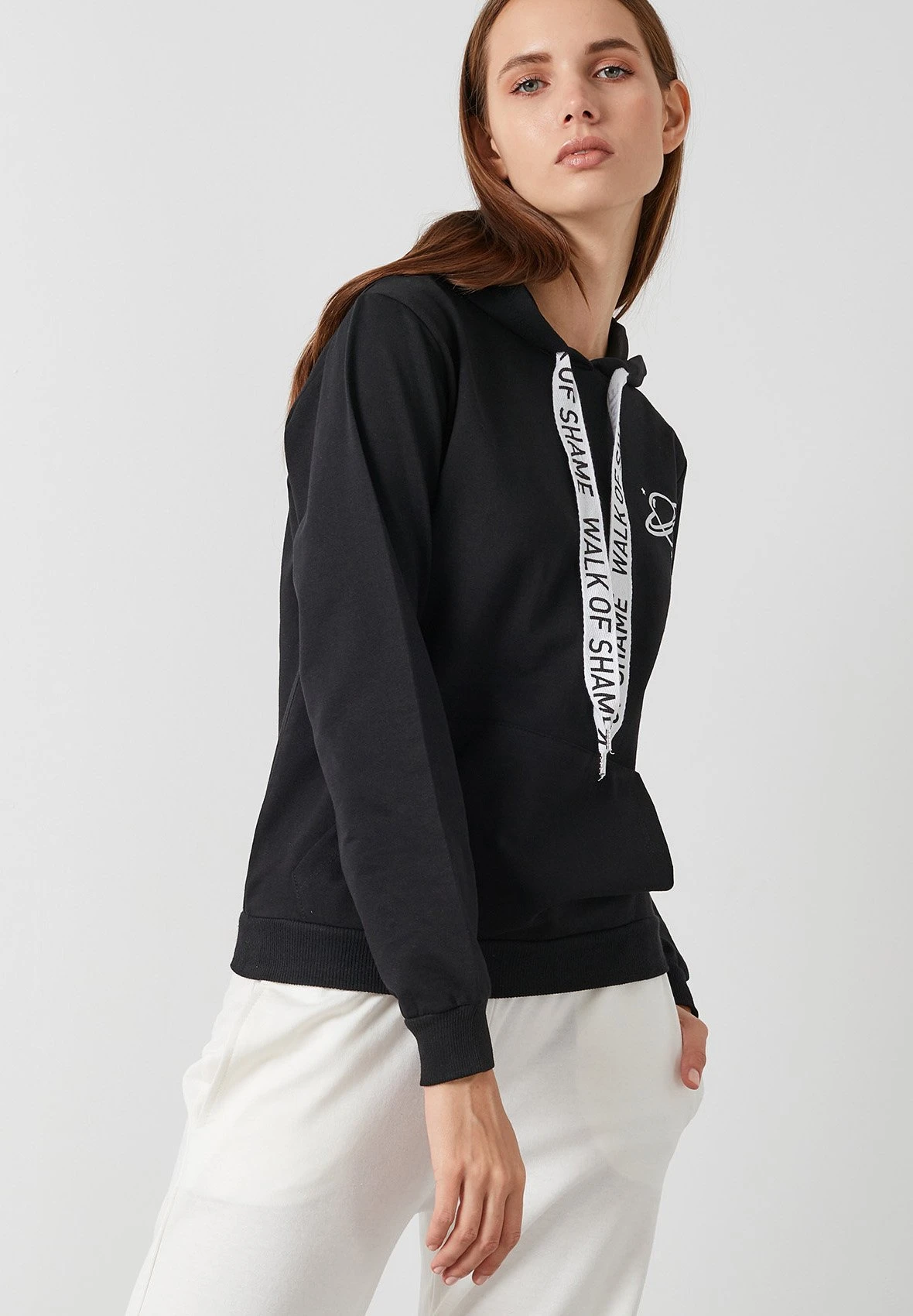 LELA SLIM FIT - Bluza Z Kapturem - Black 3 LELA SLIM FIT - Bluza Z Kapturem - Black - obrazek 3