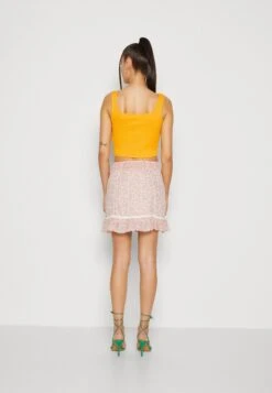 Pieces PCNUKISA CROPPED TANK - Top - Mock Orange -sklep Next 3b9126ee036044198a2cdb8e8652b2b0