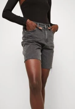 Calvin Klein Jeans BERMUDA MOM - Szorty Jeansowe - Washed Black Dbl Belted Wb -sklep Next 457d783ef09f43d2b8f38b4d8650865f