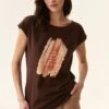 AMANDA - T-shirt Z Nadrukiem - Brown