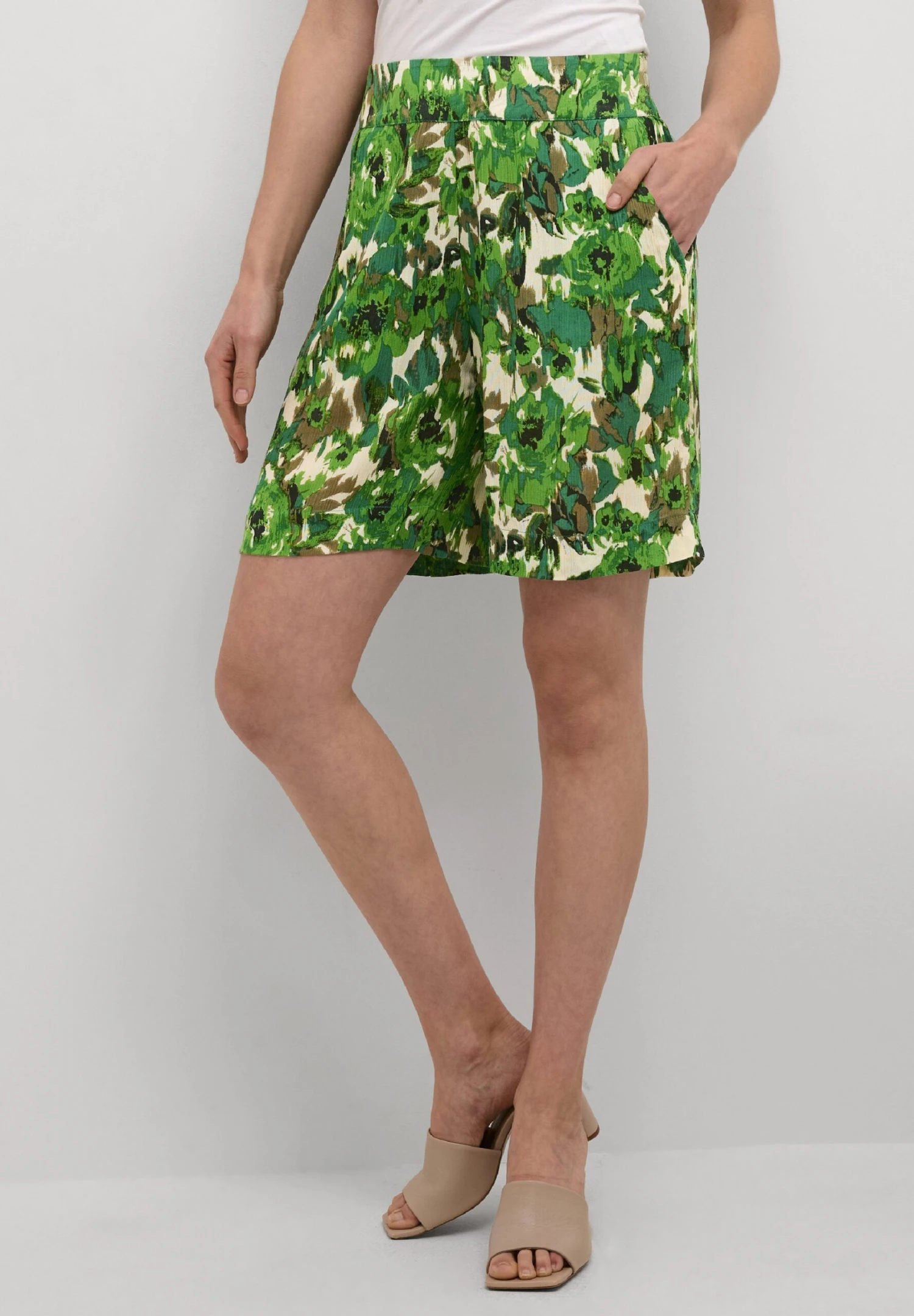 Kaffe BPULLA REGULAR FIT - Szorty - Green Flower Print 1 Kaffe BPULLA REGULAR FIT - Szorty - Green Flower Print