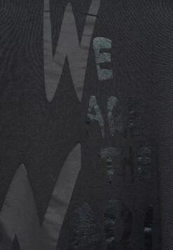 True Religion WE THE WORLD - T-shirt Z Nadrukiem - Schwarz -sklep Next 5c199334fdc647a4a00d55f8667bdfd6