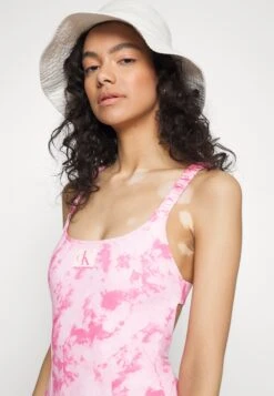 Calvin Klein Swimwear ONE PIECE - Kostium Kąpielowy - Pink -sklep Next 5e0bf871ff2f41efbcc5d6009a038195