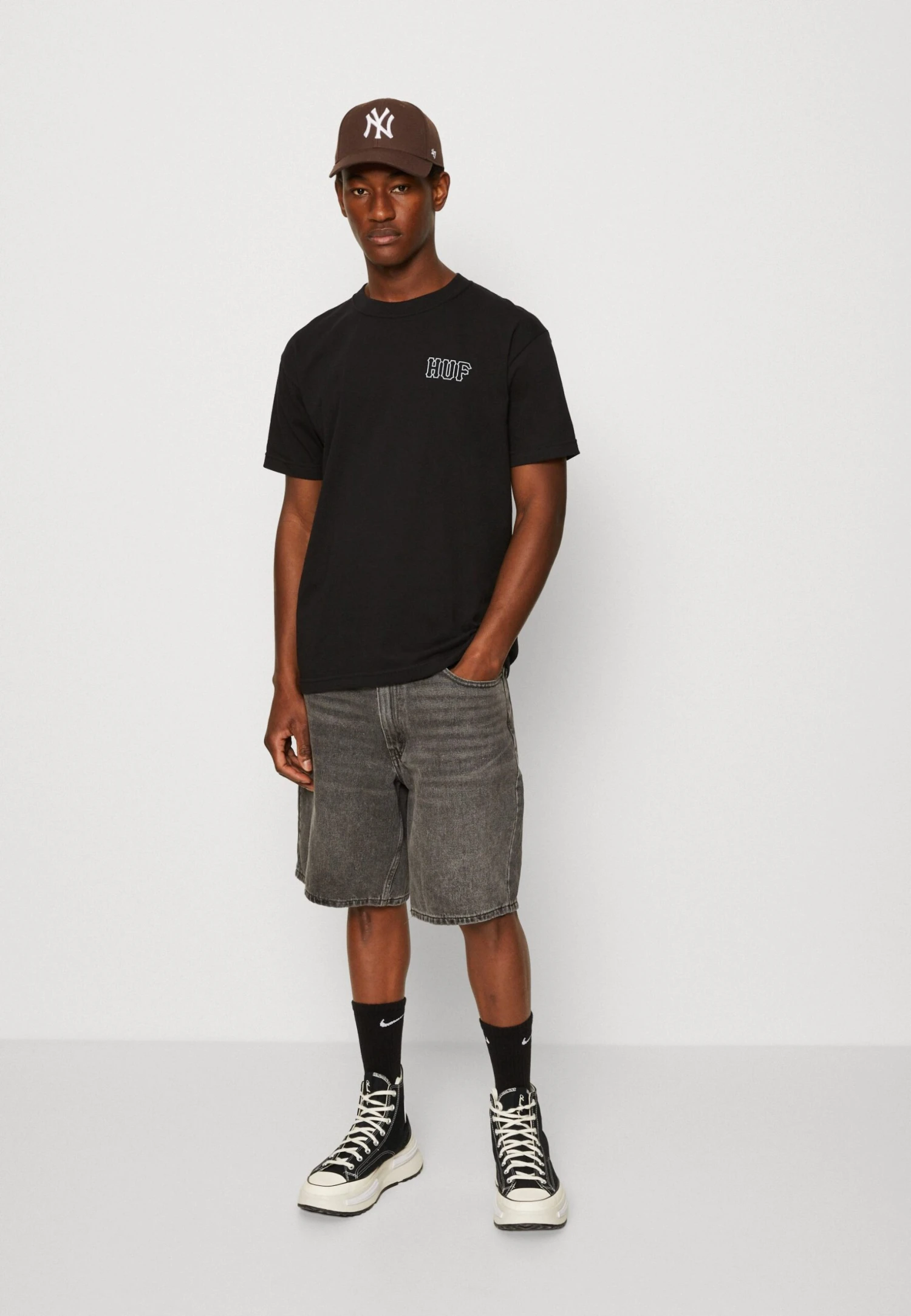 HUF SET TEE UNISEX - T-shirt Z Nadrukiem - Black 2 HUF SET TEE UNISEX - T-shirt Z Nadrukiem - Black - obrazek 2