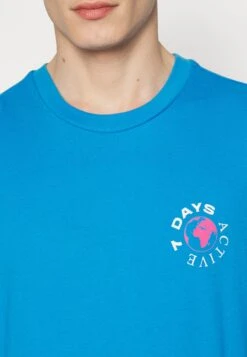 7 Days Active ORGANIC GRAPHIC TEE - T-shirt Z Nadrukiem - Indigo Bunting -sklep Next 7cb00f23954f40e0b61a2e01b6918230