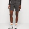 Calvin Klein Jeans BERMUDA MOM - Szorty Jeansowe - Washed Black Dbl Belted Wb