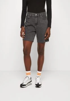 Calvin Klein Jeans BERMUDA MOM - Szorty Jeansowe - Washed Black Dbl Belted Wb