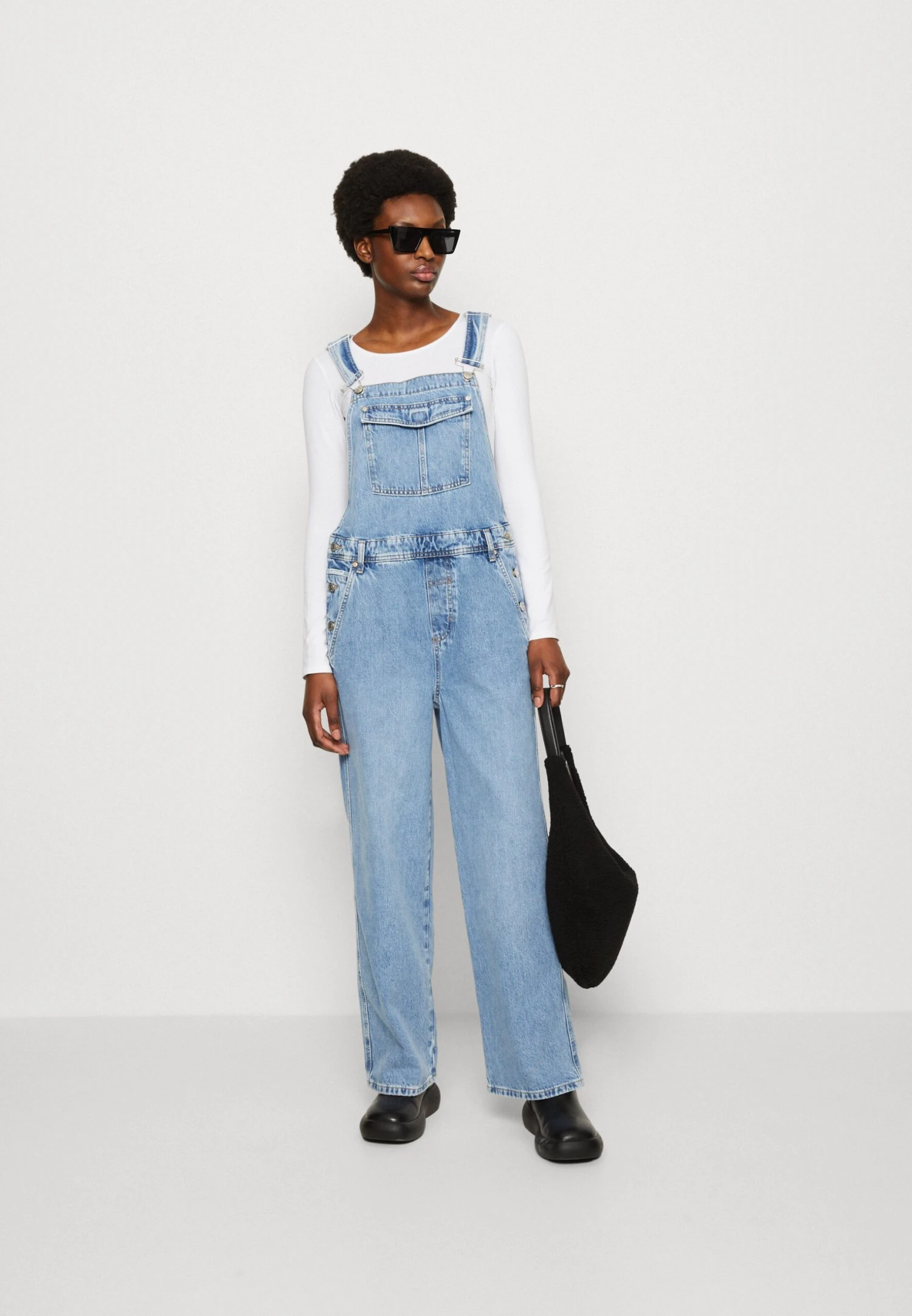 Marc O'Polo DENIM DUNGAREE RELAXED FIT LOW CROTCH LOOSE LEG REGULAR - Ogrodniczki - Multi/authentic Worn Light Blue 2 Marc O'Polo DENIM DUNGAREE RELAXED FIT LOW CROTCH LOOSE LEG REGULAR - Ogrodniczki - Multi/authentic Worn Light Blue - obrazek 2