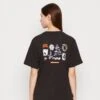 Puma DOWNTOWN RELAXED GRAPHIC TEE - T-shirt Z Nadrukiem - Black