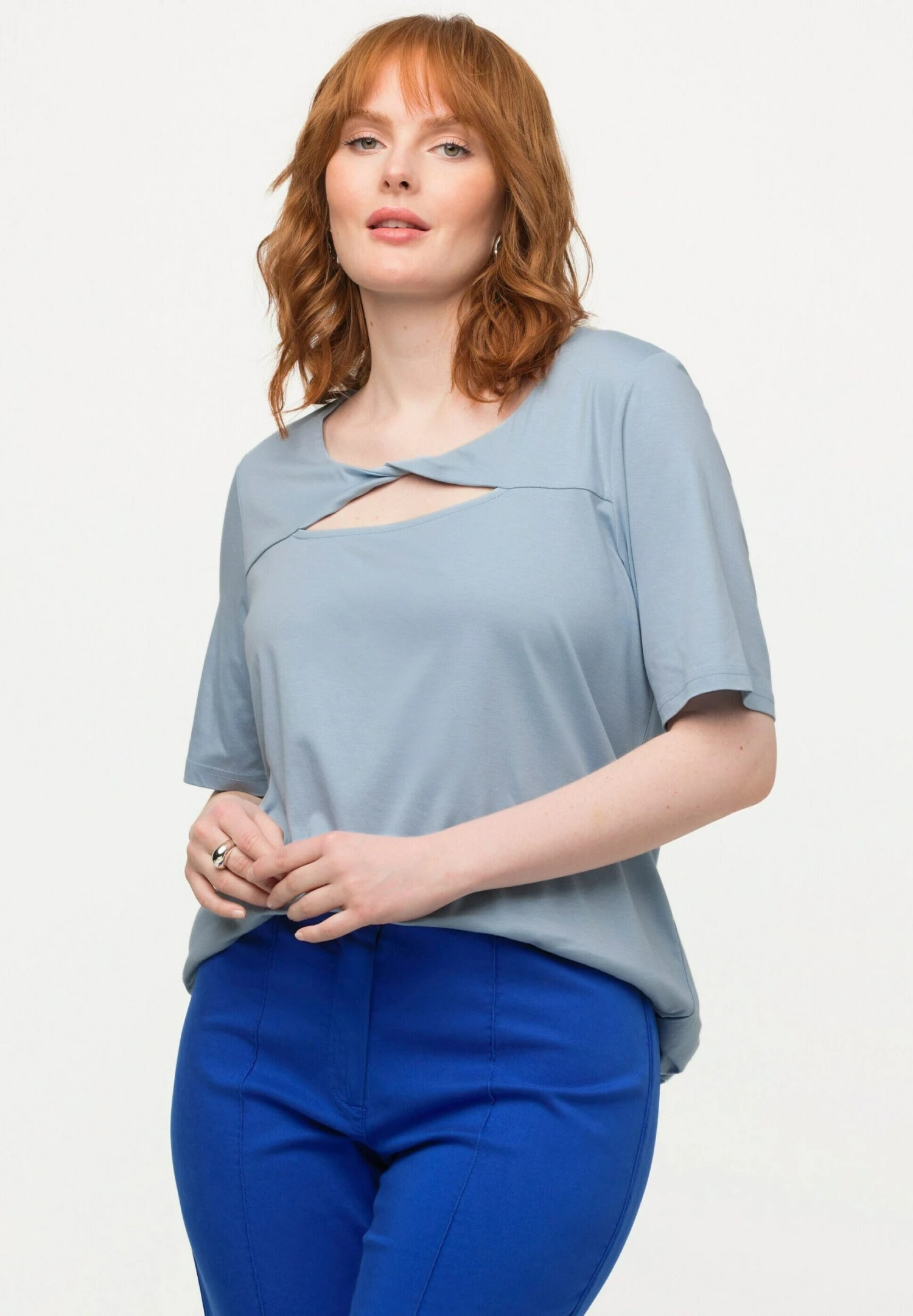 Ulla Popken TWIST NECKLINE SHORT SLEEVE - T-shirt Z Nadrukiem - Light Blue 4 Ulla Popken TWIST NECKLINE SHORT SLEEVE - T-shirt Z Nadrukiem - Light Blue - obrazek 4