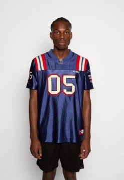 FUBU CORPORATE FOOTBALL UNISEX - T-shirt Z Nadrukiem - Navy/off White/red