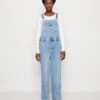 Marc O'Polo DENIM DUNGAREE RELAXED FIT LOW CROTCH LOOSE LEG REGULAR - Ogrodniczki - Multi/authentic Worn Light Blue