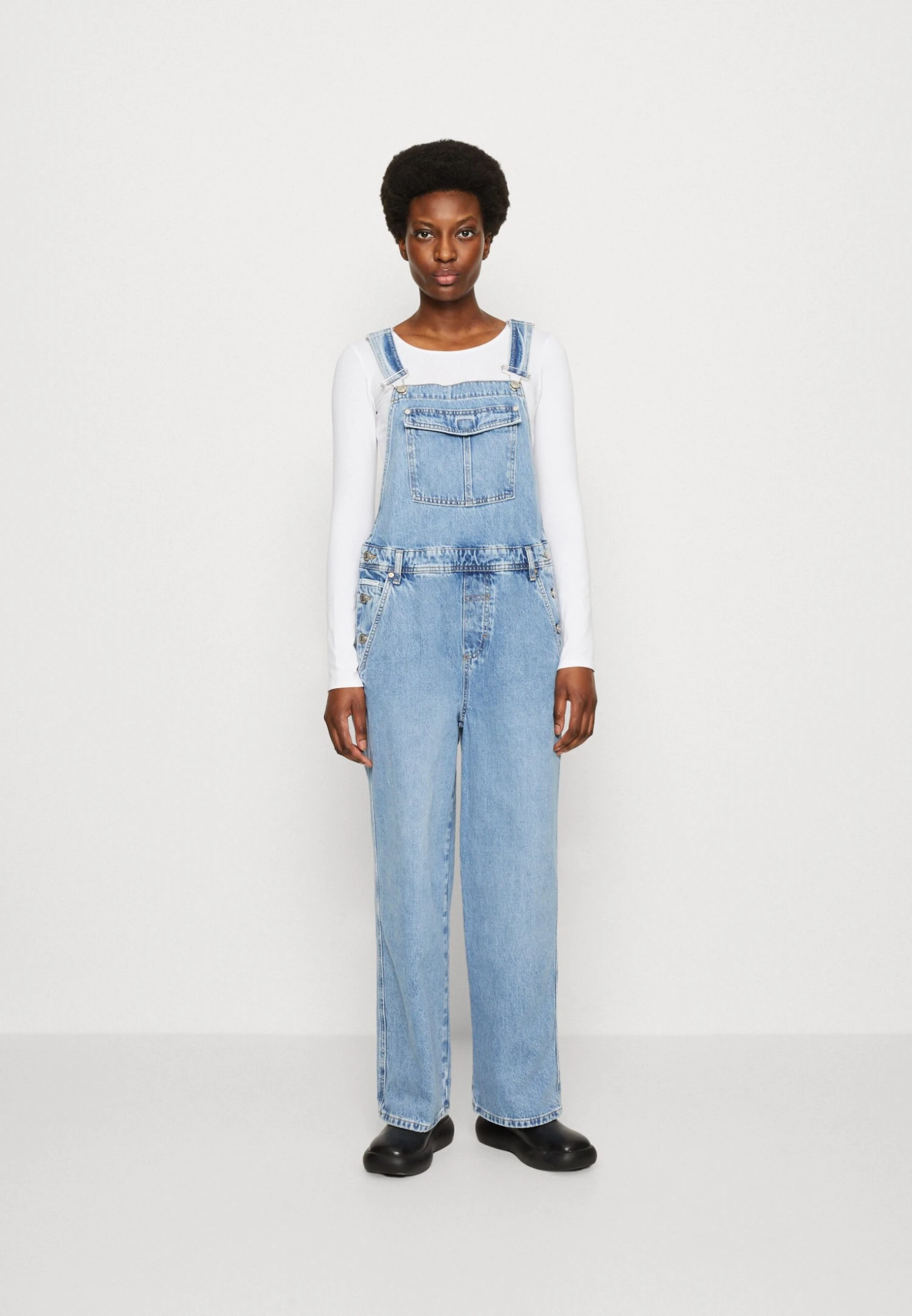 Marc O'Polo DENIM DUNGAREE RELAXED FIT LOW CROTCH LOOSE LEG REGULAR - Ogrodniczki - Multi/authentic Worn Light Blue 1 Marc O'Polo DENIM DUNGAREE RELAXED FIT LOW CROTCH LOOSE LEG REGULAR - Ogrodniczki - Multi/authentic Worn Light Blue