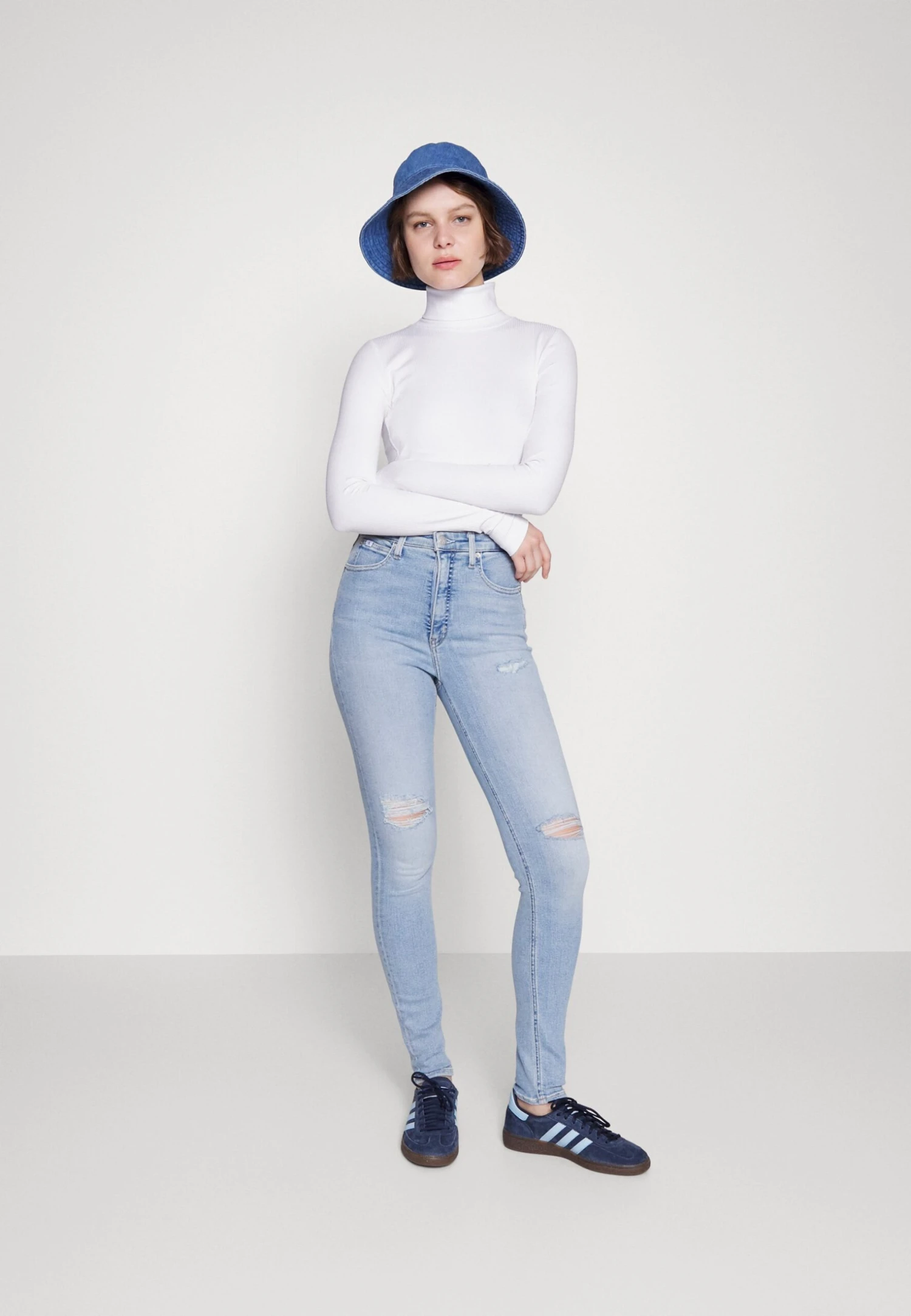 Calvin Klein RIB ROLL NECK LONG SLEEVE - Bluzka Z Długim Rękawem - Bright White 2 Calvin Klein RIB ROLL NECK LONG SLEEVE - Bluzka Z Długim Rękawem - Bright White - obrazek 2