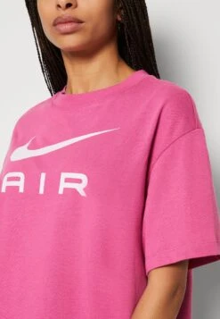 Nike Sportswear TEE AIR - T-shirt Z Nadrukiem - Cosmic Fuchsia -sklep Next cd5c2dd19bb945acb01c8dfd8e46d9a4