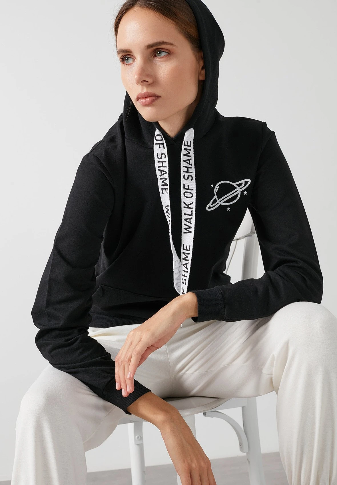 LELA SLIM FIT - Bluza Z Kapturem - Black 4 LELA SLIM FIT - Bluza Z Kapturem - Black - obrazek 4