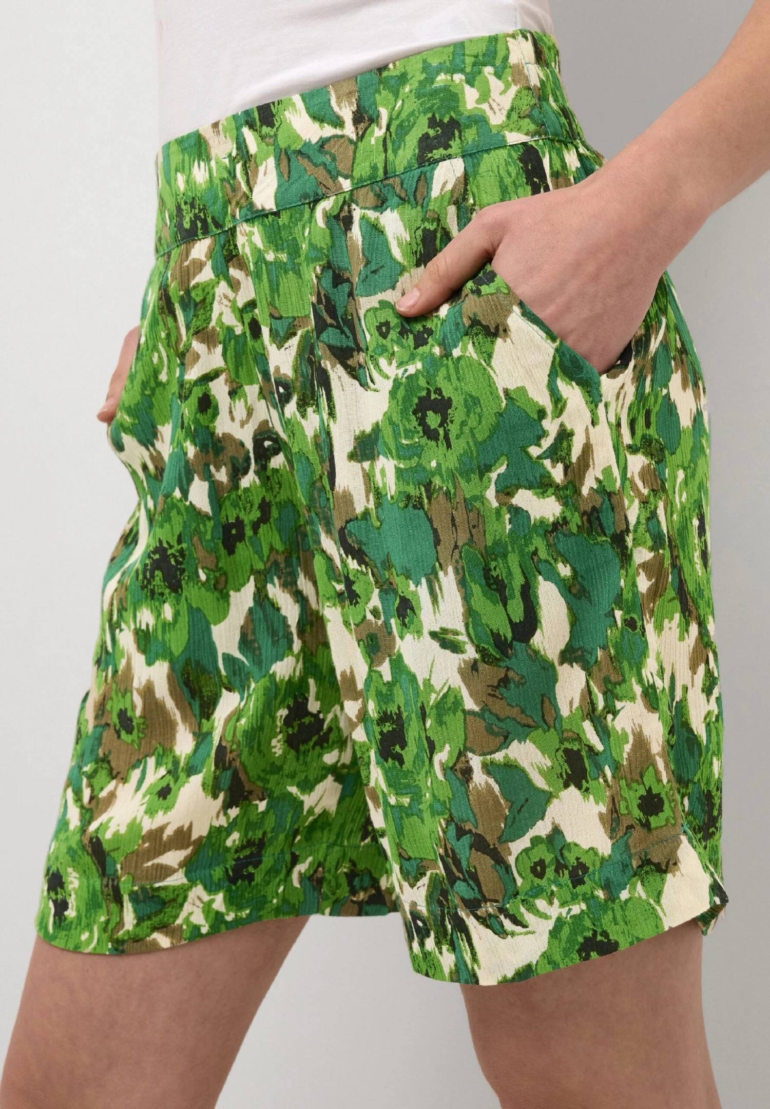Kaffe BPULLA REGULAR FIT - Szorty - Green Flower Print 4 Kaffe BPULLA REGULAR FIT - Szorty - Green Flower Print - obrazek 4