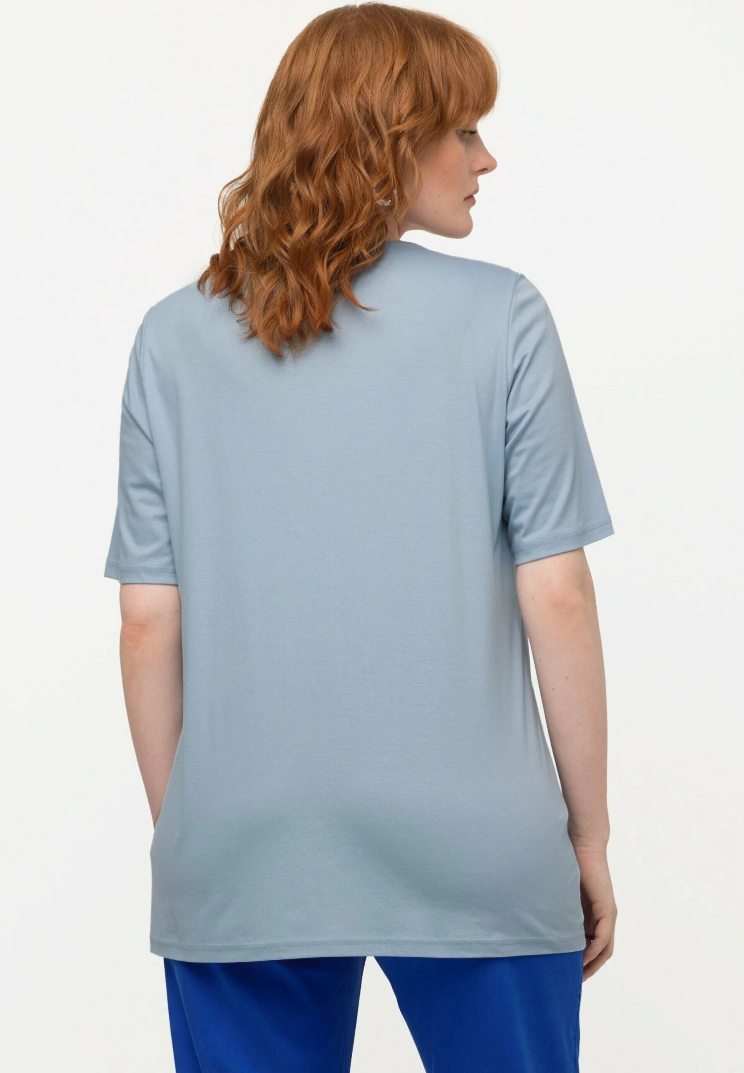 Ulla Popken TWIST NECKLINE SHORT SLEEVE - T-shirt Z Nadrukiem - Light Blue 2 Ulla Popken TWIST NECKLINE SHORT SLEEVE - T-shirt Z Nadrukiem - Light Blue - obrazek 2