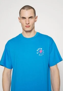 7 Days Active ORGANIC GRAPHIC TEE - T-shirt Z Nadrukiem - Indigo Bunting -sklep Next e5fb428f8bde4fbfba5923703dacfe83