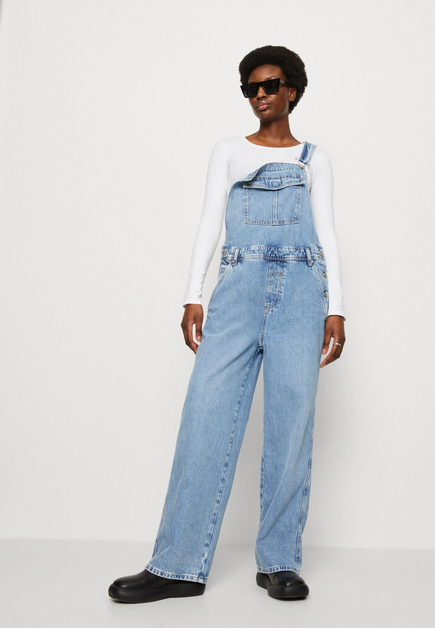 Marc O'Polo DENIM DUNGAREE RELAXED FIT LOW CROTCH LOOSE LEG REGULAR - Ogrodniczki - Multi/authentic Worn Light Blue 4 Marc O'Polo DENIM DUNGAREE RELAXED FIT LOW CROTCH LOOSE LEG REGULAR - Ogrodniczki - Multi/authentic Worn Light Blue - obrazek 4
