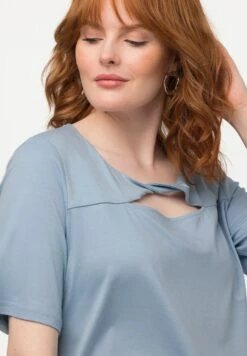 Ulla Popken TWIST NECKLINE SHORT SLEEVE - T-shirt Z Nadrukiem - Light Blue 7 Ulla Popken TWIST NECKLINE SHORT SLEEVE - T-shirt Z Nadrukiem - Light Blue -sklep Next f0752666dc9d438798940af820cd080a